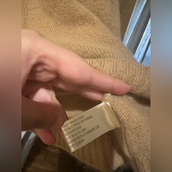 White + Warren 93% cashmere Classic Tan Turtleneck Sweater. Size M. - Picture 14 of 14